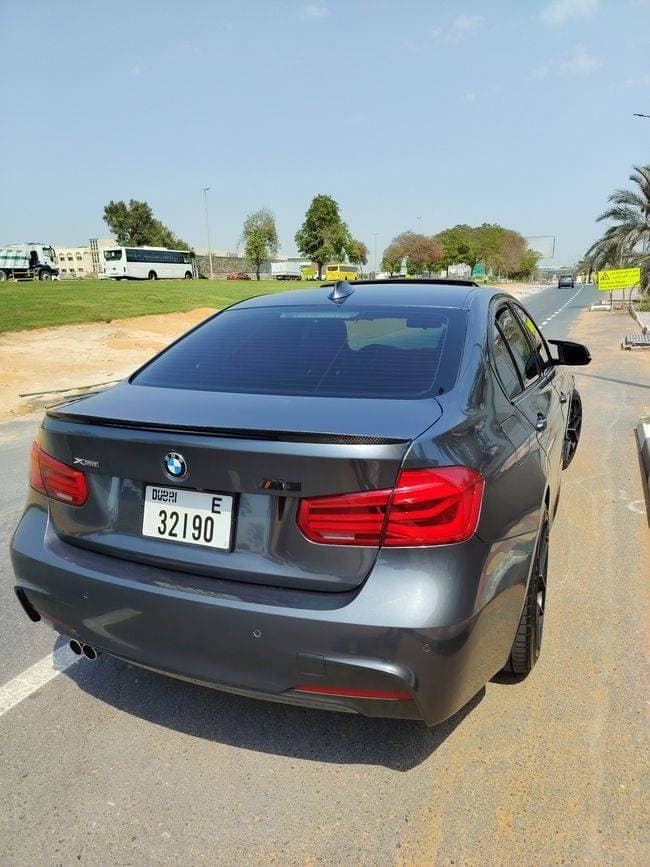 2017 BMW 3 Series Sedan thumbnail 2