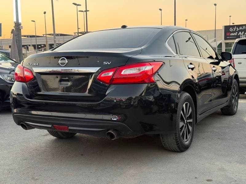 2017 Nissan Altima thumbnail 2