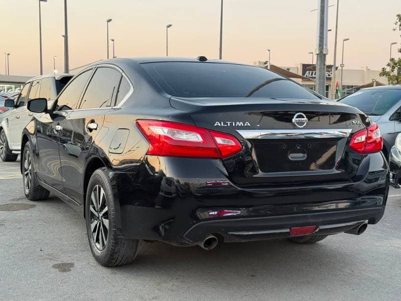 2017 Nissan Altima thumbnail 3