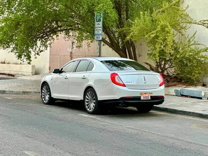 2014 Lincoln MKS thumbnail 2
