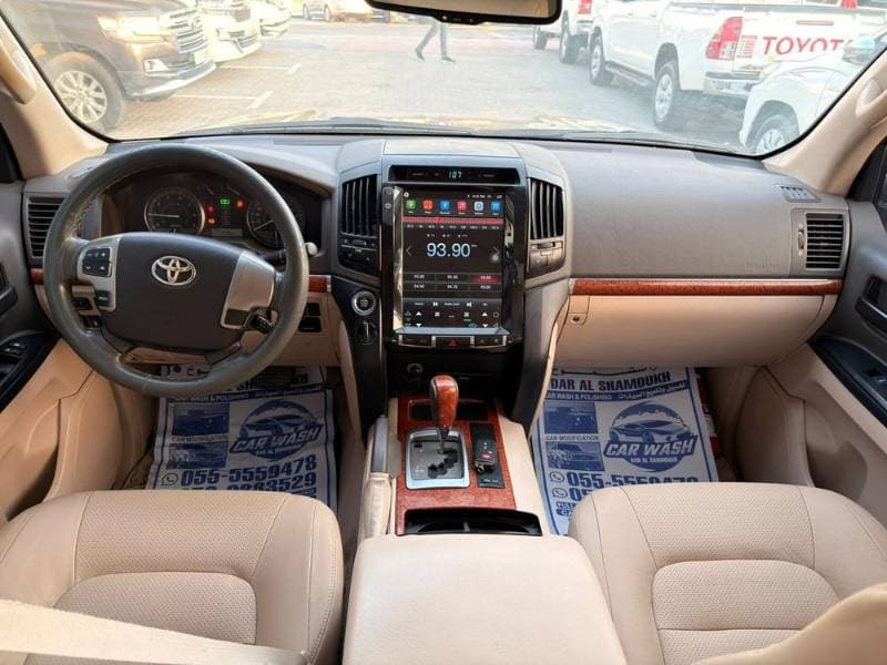 2014 Toyota Land Cruiser thumbnail 5