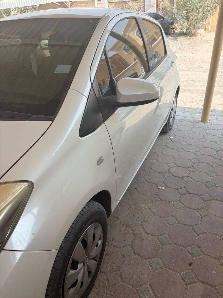 2012 Toyota Yaris Hatchback thumbnail 2