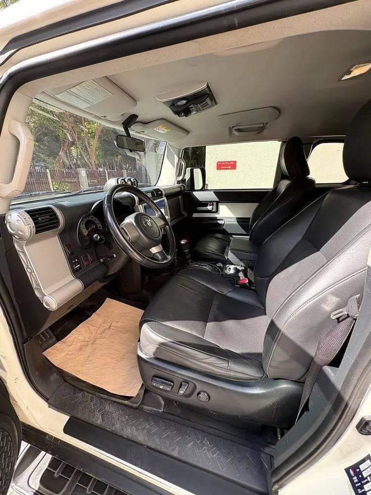 2015 Toyota FJ Cruiser thumbnail 2
