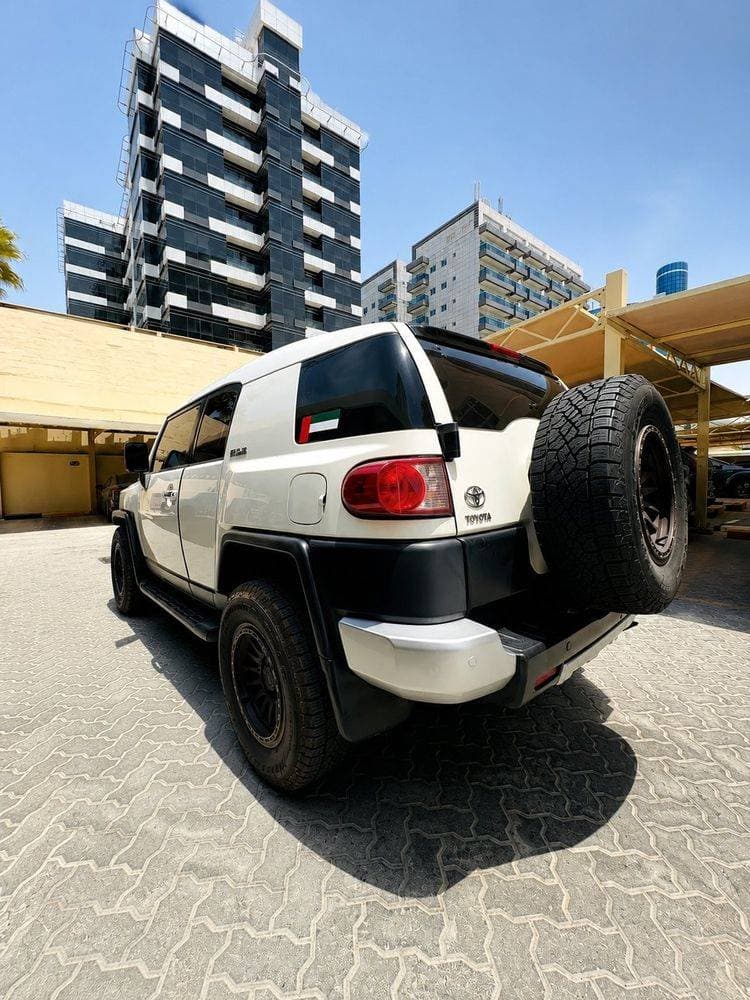 2015 Toyota FJ Cruiser thumbnail 3