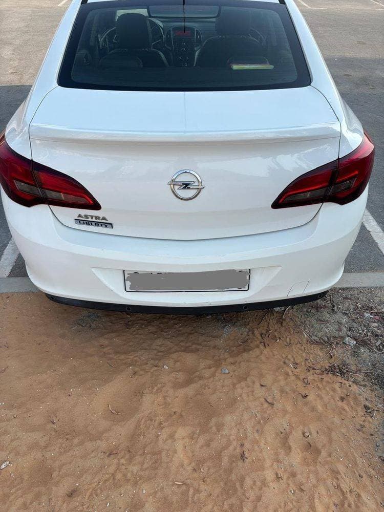 2013 Opel Astra thumbnail 2