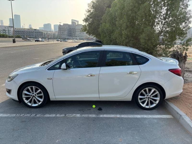 2013 Opel Astra thumbnail 3