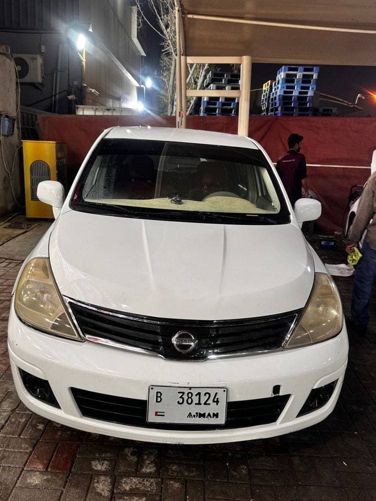 2011 Nissan Tiida thumbnail 2