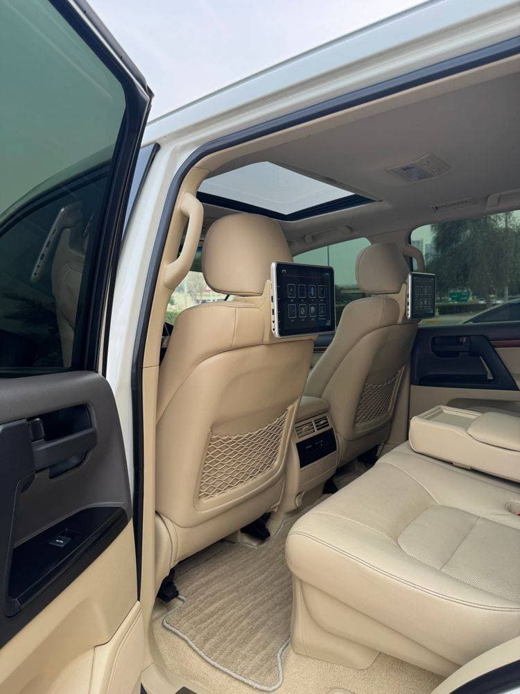 2017 Toyota Land Cruiser thumbnail 5