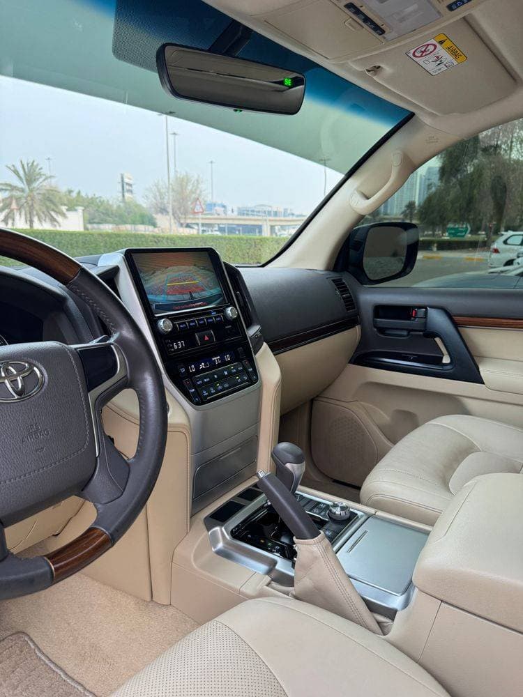 2017 Toyota Land Cruiser thumbnail 3