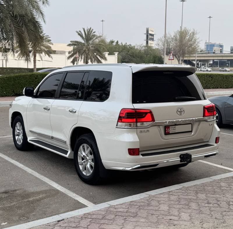2017 Toyota Land Cruiser thumbnail 2
