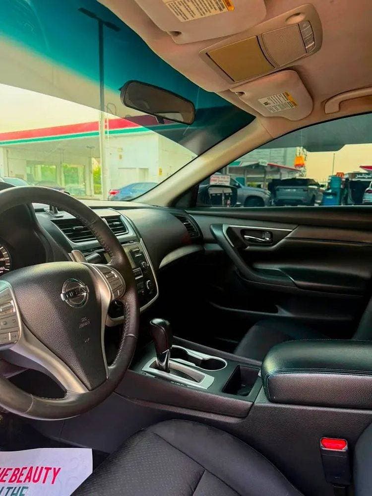 2017 Nissan Altima thumbnail 3