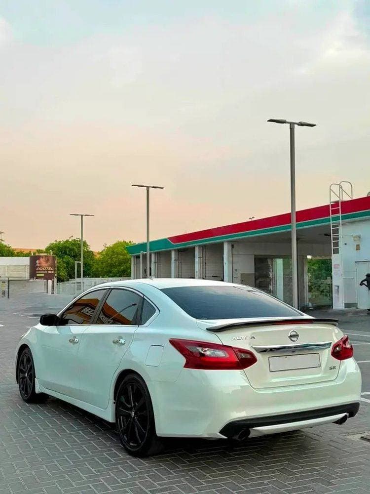 2017 Nissan Altima thumbnail 2