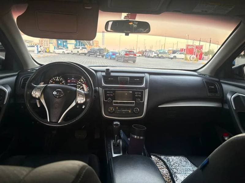 2017 Nissan Altima thumbnail 3