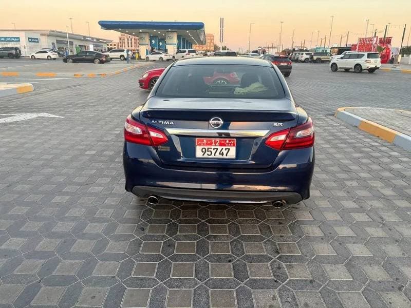 2017 Nissan Altima thumbnail 2