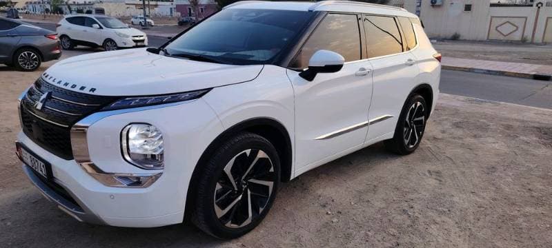 2023 Mitsubishi Outlander thumbnail 2