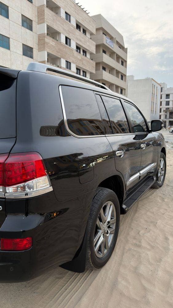 2013 Lexus LX 570 thumbnail 4