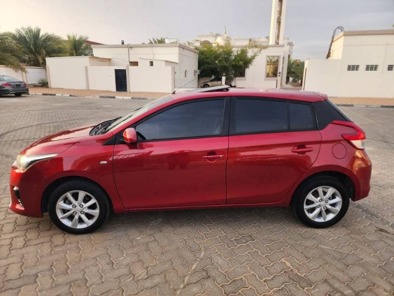 2015 Toyota Yaris Hatchback thumbnail 2