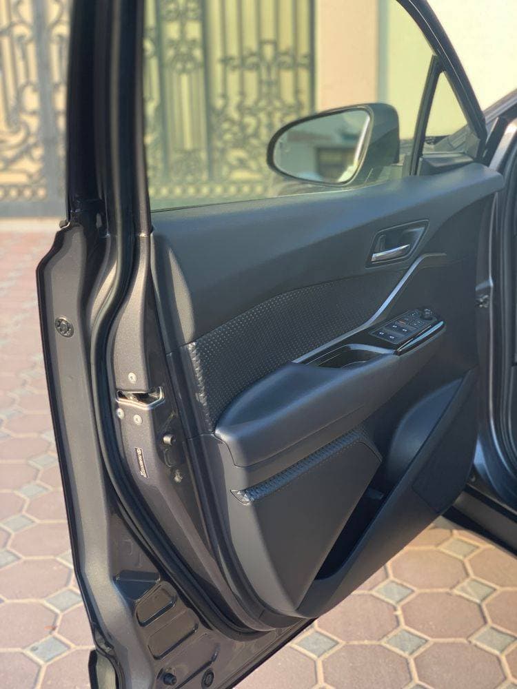 2019 Toyota C-HR thumbnail 2