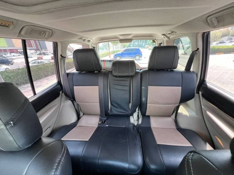 2011 Mitsubishi Pajero thumbnail 4