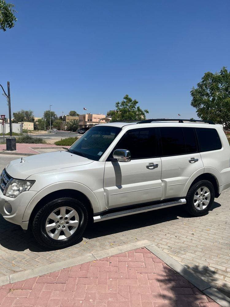 2013 Mitsubishi Pajero thumbnail 2