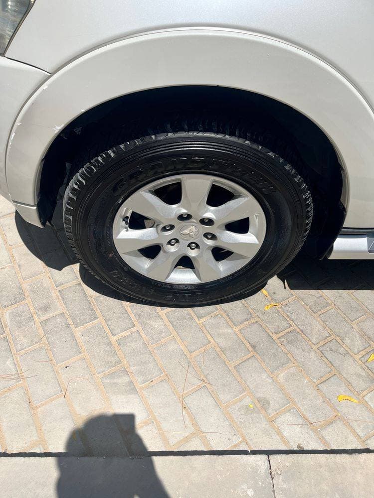 2013 Mitsubishi Pajero thumbnail 3