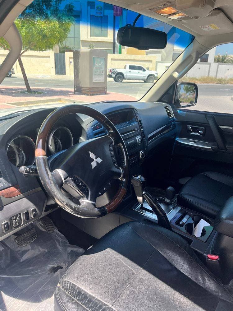 2013 Mitsubishi Pajero thumbnail 4