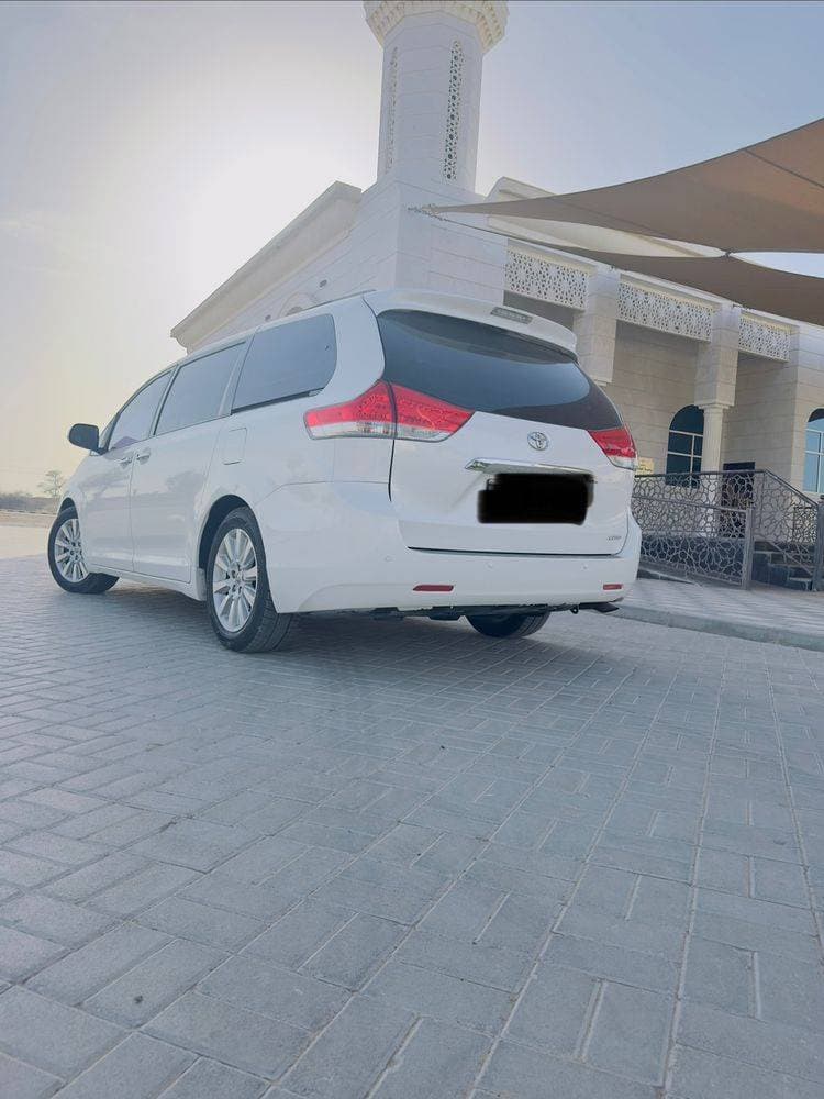 2013 Toyota Sienna thumbnail 4