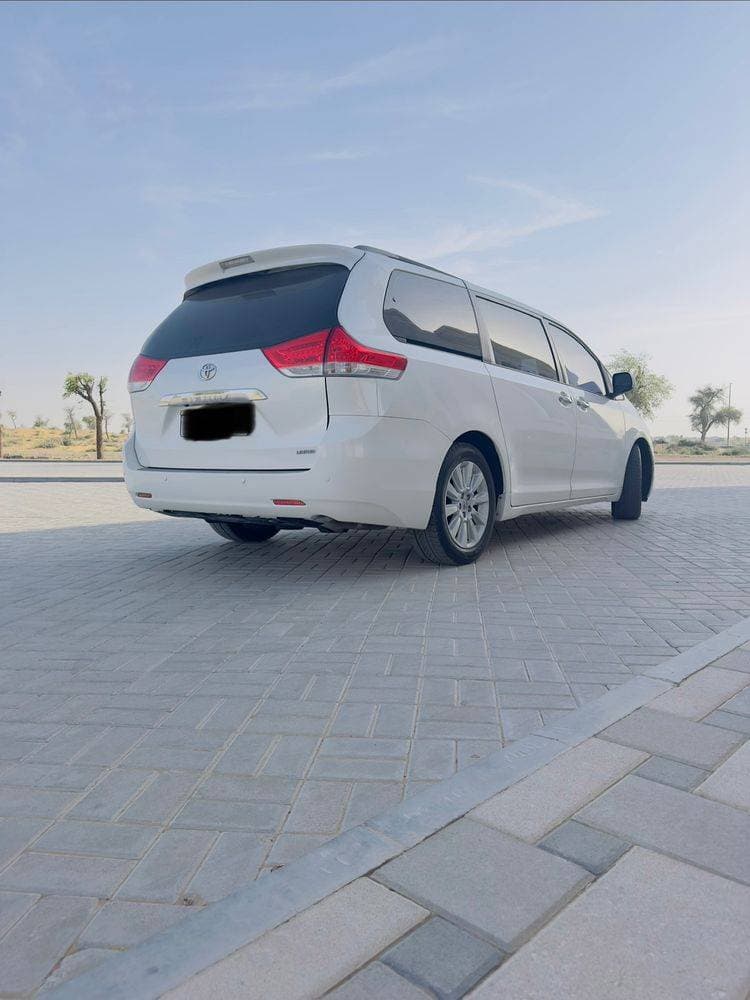 2013 Toyota Sienna thumbnail 5