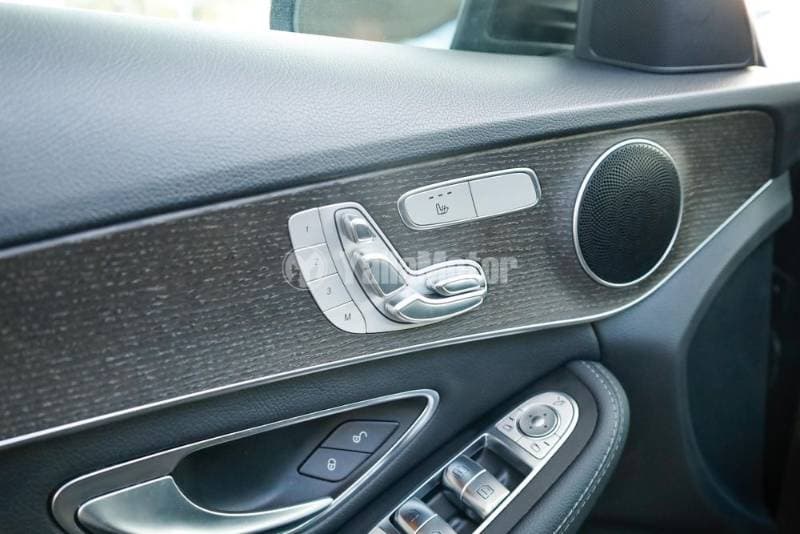 2019 Mercedes-Benz C-Class thumbnail 6