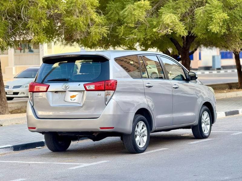 2016 Toyota Innova thumbnail 4