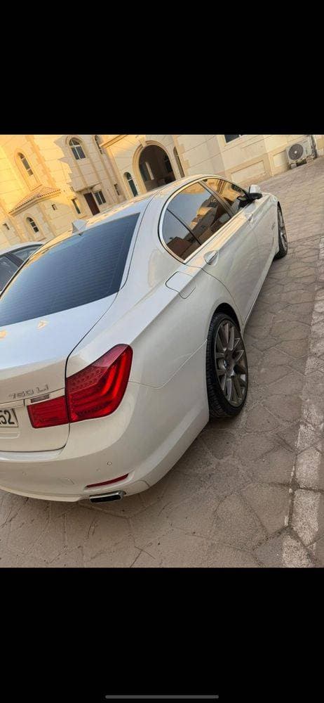 2011 BMW 7 Series thumbnail 2