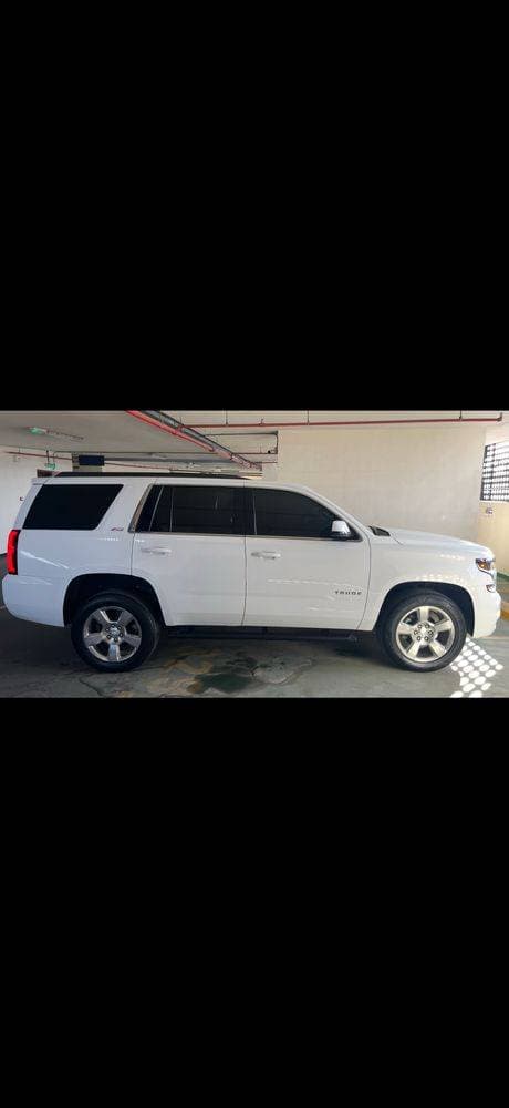 2017 Chevrolet Tahoe thumbnail 2