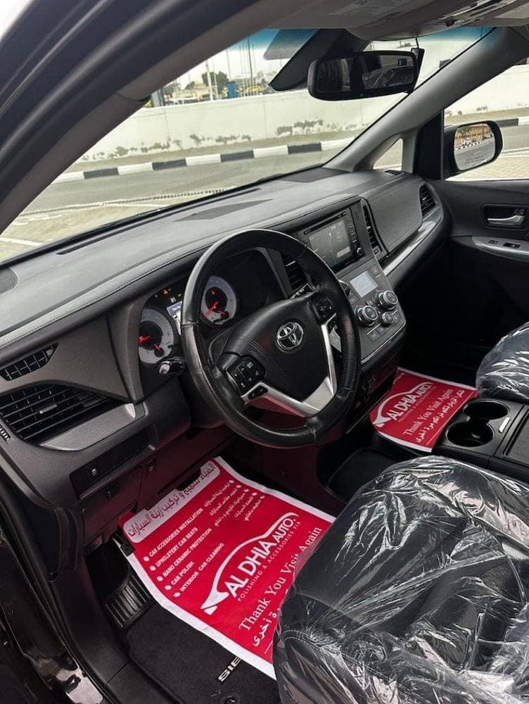 2017 Toyota Sienna thumbnail 2