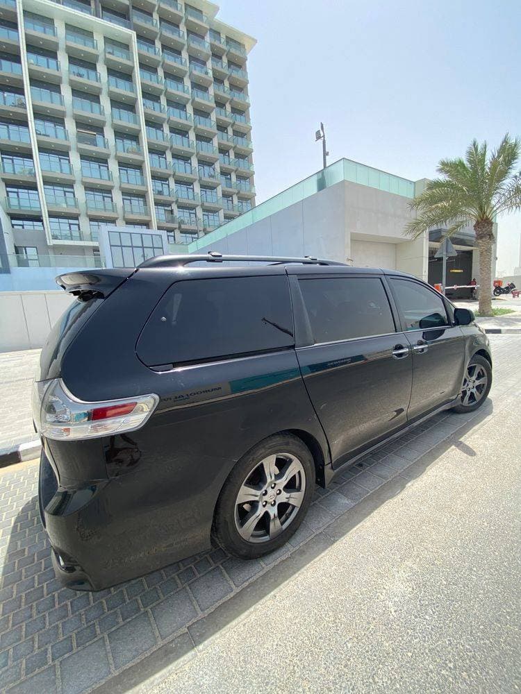2017 Toyota Sienna thumbnail 4