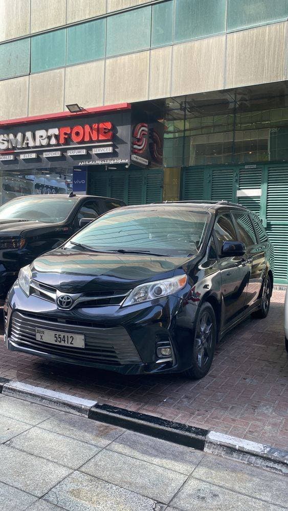 2017 Toyota Sienna thumbnail 3