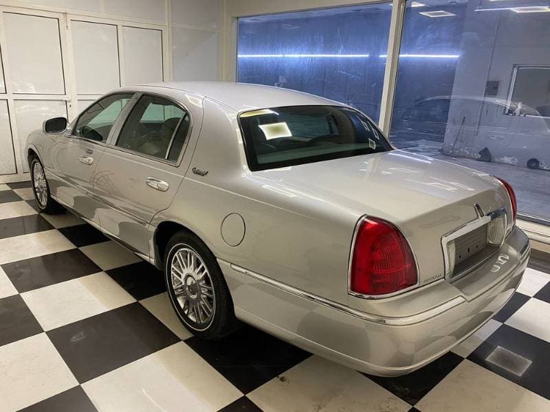 2010 Lincoln Town Car thumbnail 2