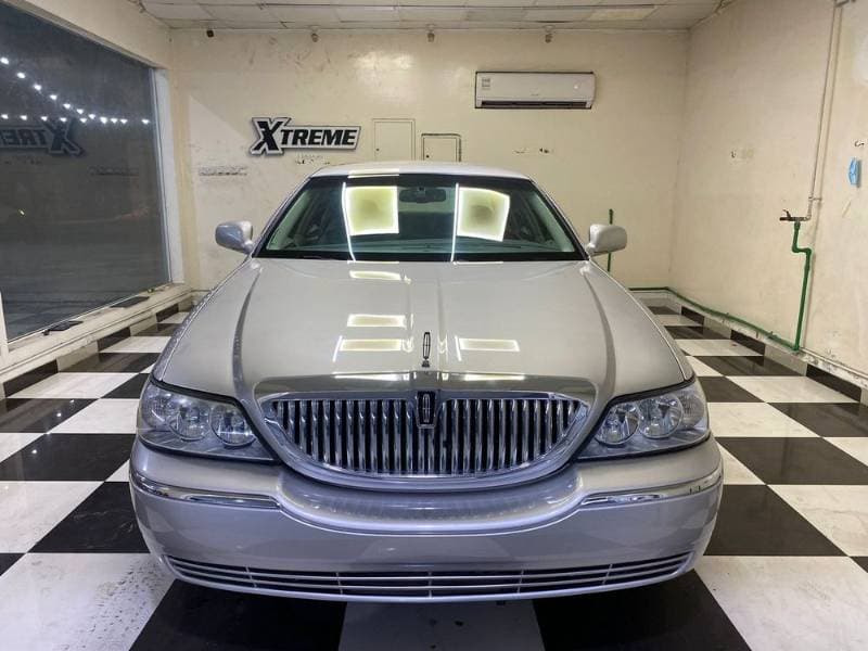 2010 Lincoln Town Car thumbnail 4