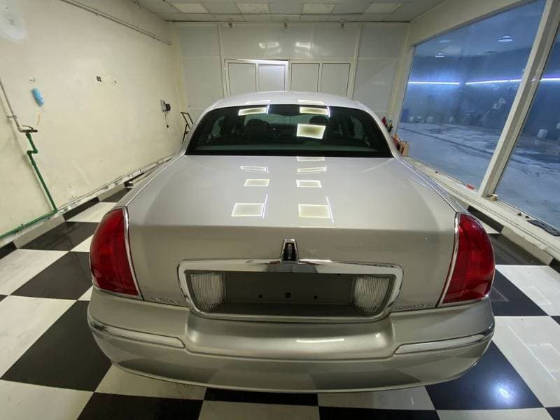 2010 Lincoln Town Car thumbnail 3