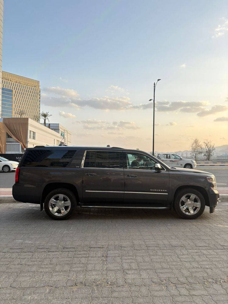 2016 Chevrolet Suburban thumbnail 4