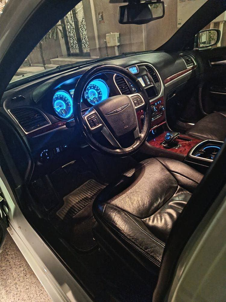 2012 Chrysler 300 thumbnail 4