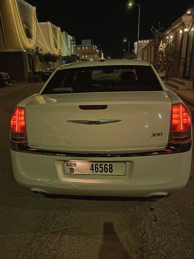 2012 Chrysler 300 thumbnail 3