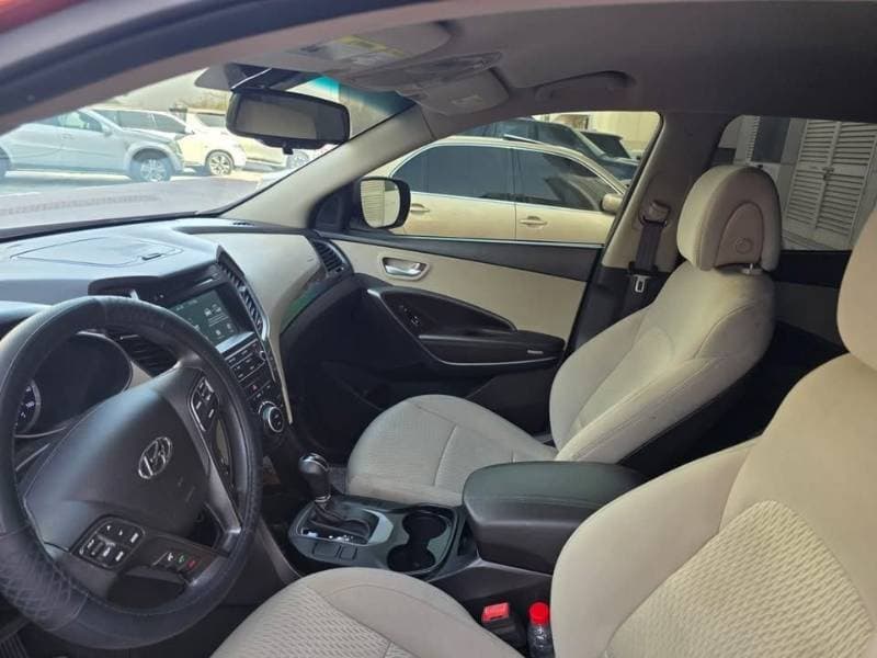 2017 Hyundai Santa Fe thumbnail 4