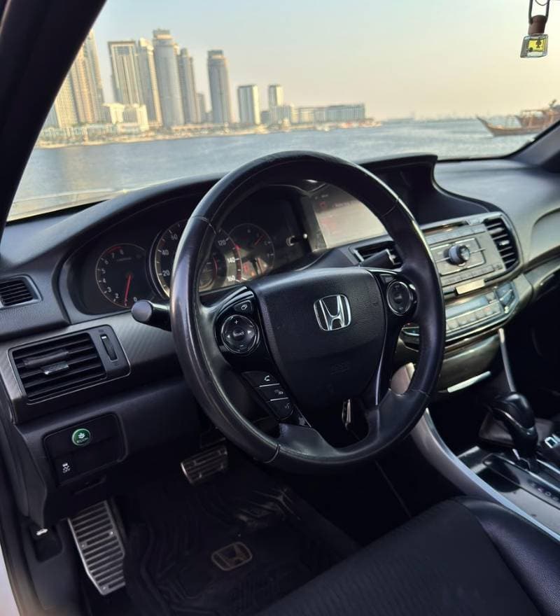 2016 Honda Accord thumbnail 2