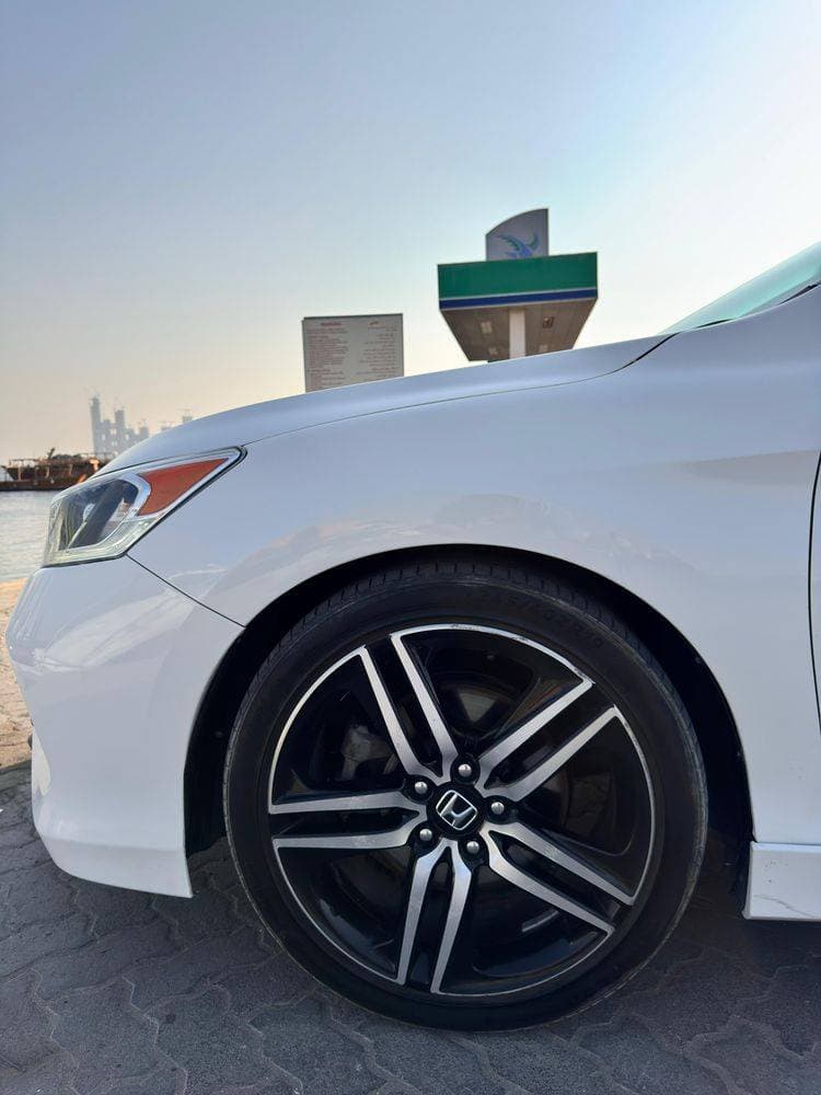 2016 Honda Accord thumbnail 4