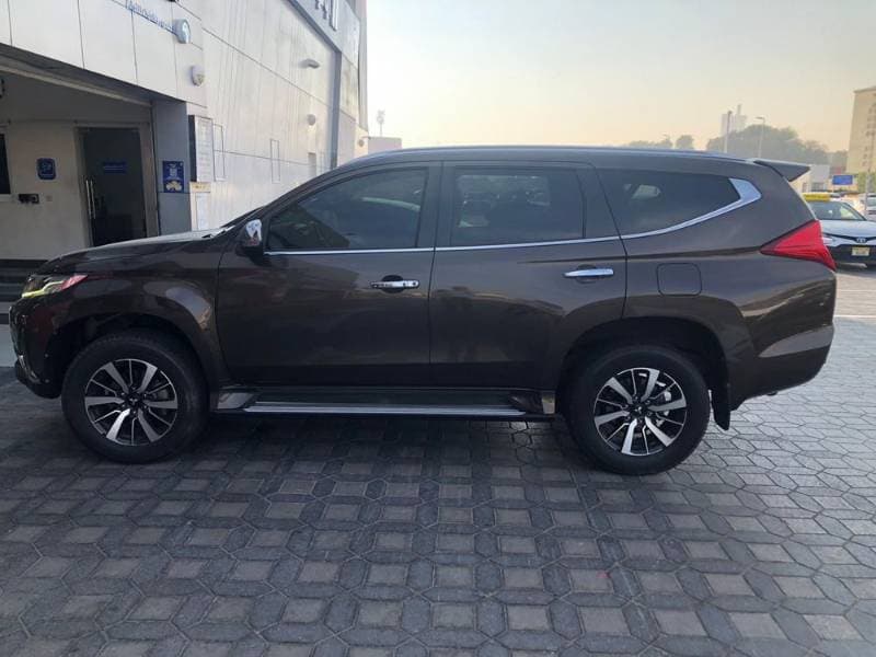 2017 Mitsubishi Montero Sport thumbnail 3