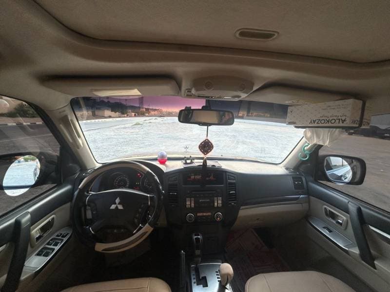 2013 Mitsubishi Pajero thumbnail 3