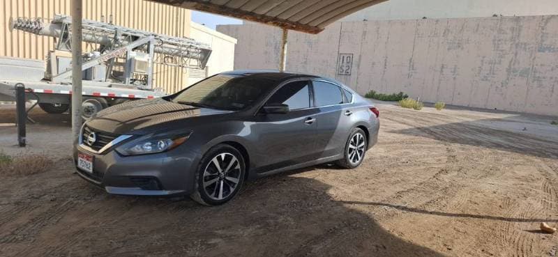 2017 Nissan Altima thumbnail 2