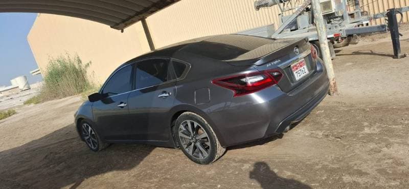 2017 Nissan Altima thumbnail 4