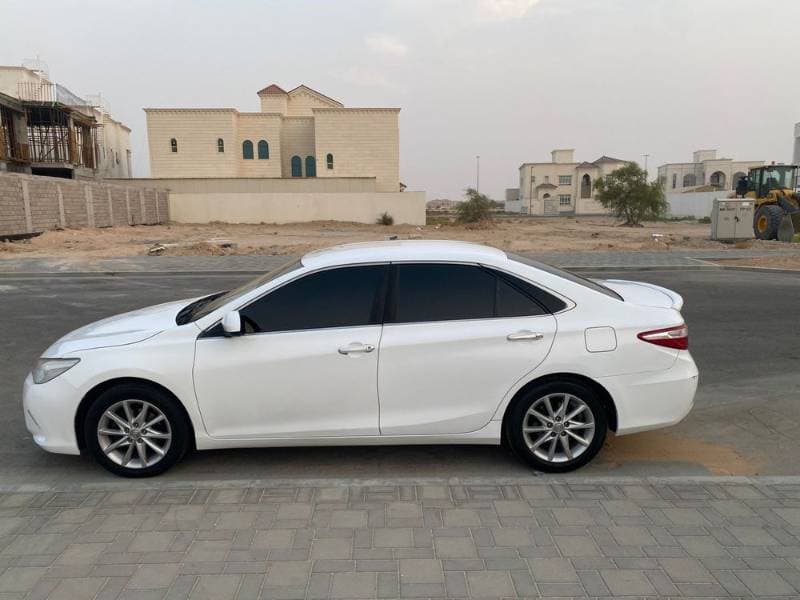 2017 Toyota Camry thumbnail 3