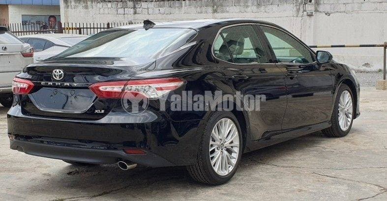 2018 Toyota Camry thumbnail 3